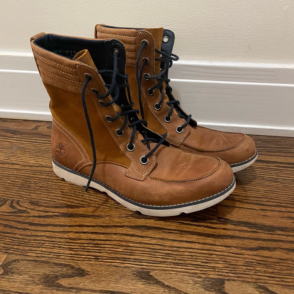Camel women’s Timberland low boots. SZ 9 US, SIZE 40 EU. Good used condition.